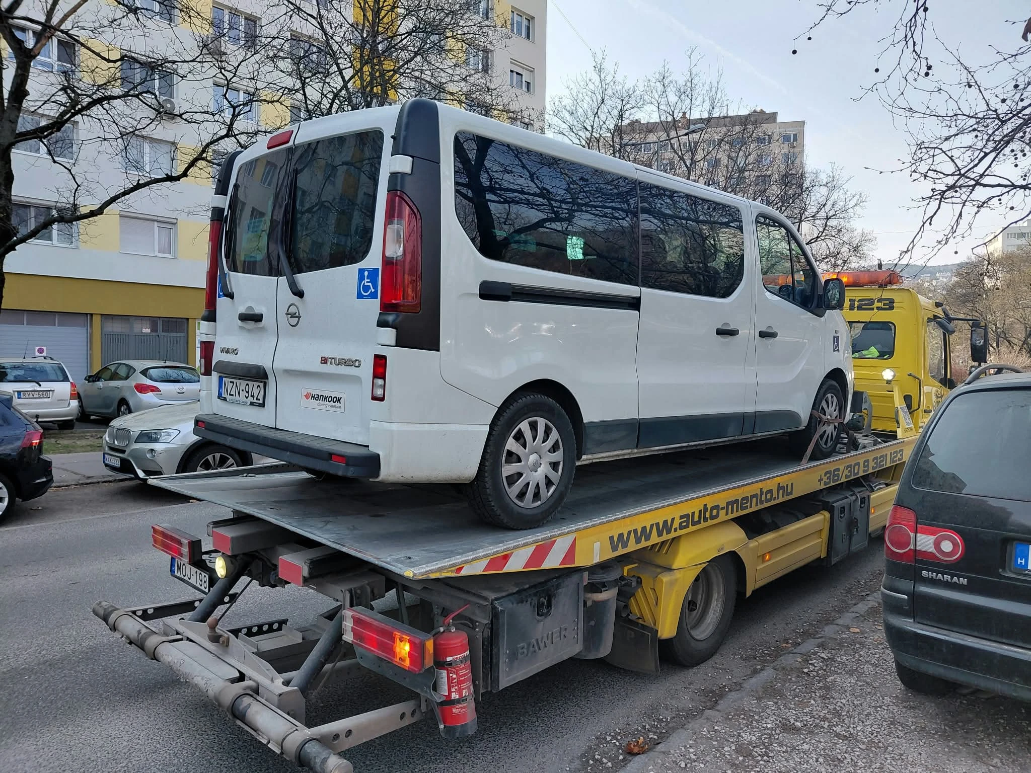 Az MBE meghibásodott kisbusza autómentő tréleren